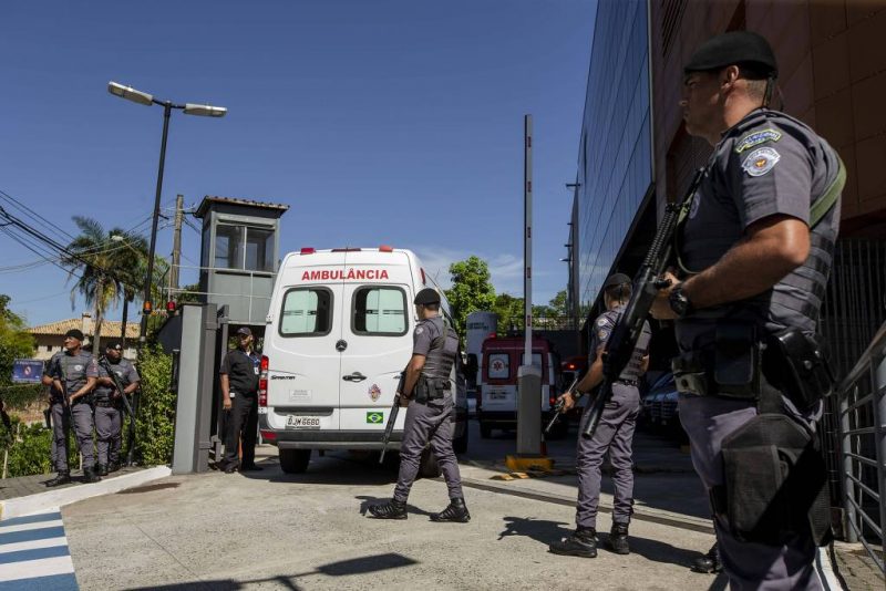 Esquema de segurança para a chegada do presidente Bolsonaro no Hospital Albert Einstein. Foto: Folhapres|Reprodução
