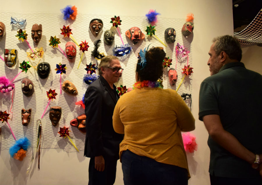 O ministro Veléz conferiu a exposição de máscaras carnavalecas na Fundaj do Derby com Bertini. Foto: Fundaj