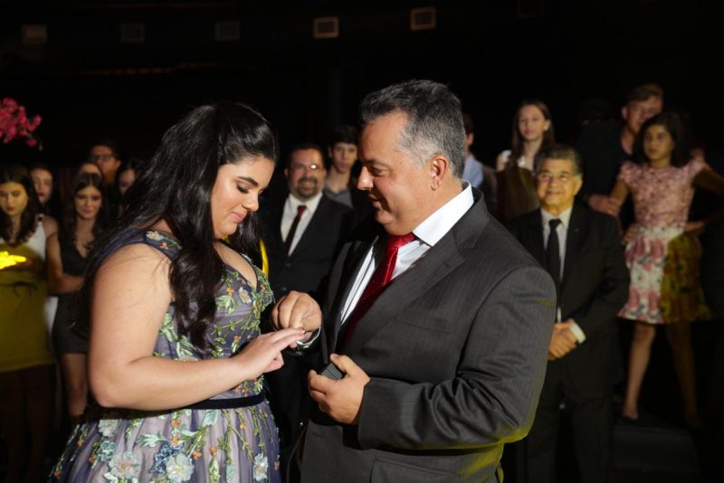 A debutante recebe o anel do pai, Carlos Eduardo Silva de Melo, em pleno salão da Arcádia Paço Alfândega. Foto: Canal R