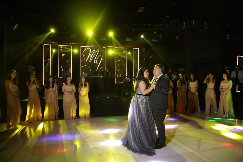Maria Luiza e o pai, Carlos Eduardo, dançam a valsa sob os olhares dos muitos convidados, numa noite mágica e de sonho: Foto: Canal R