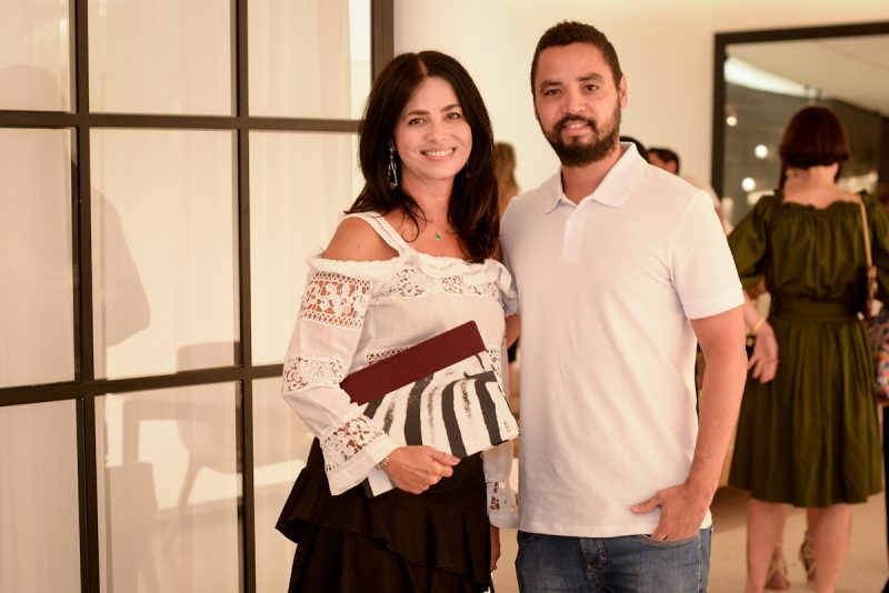 Ione Costa, presidente do Instituto Shopping Recife, e o artista plástico Derlon. Foto: José Britto