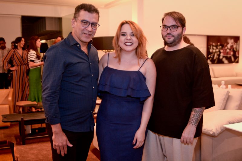 Gabriela Coutinho, ladeada por Pedro Ariel e Aldi Flosi, que assinaram a curadoria e arrumação da Itálica. Foto: Jose Britto
