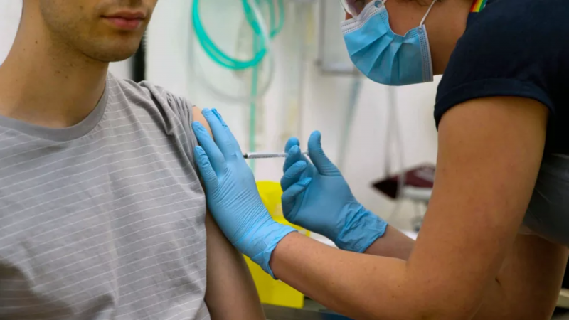 Johnson & Johnson suspende testes de sua vacina contra Covid-19