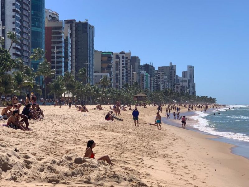 Comércio de praia será liberado, porém as Prefeituras serão responsáveis pela fiscalização do setor - Foto: Paullo Allmeida /Folha de PE