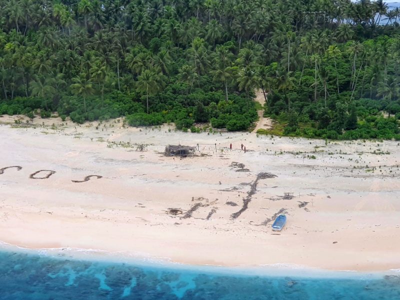 Três homens são resgatados após escreverem SOS em ilha do Pacífico