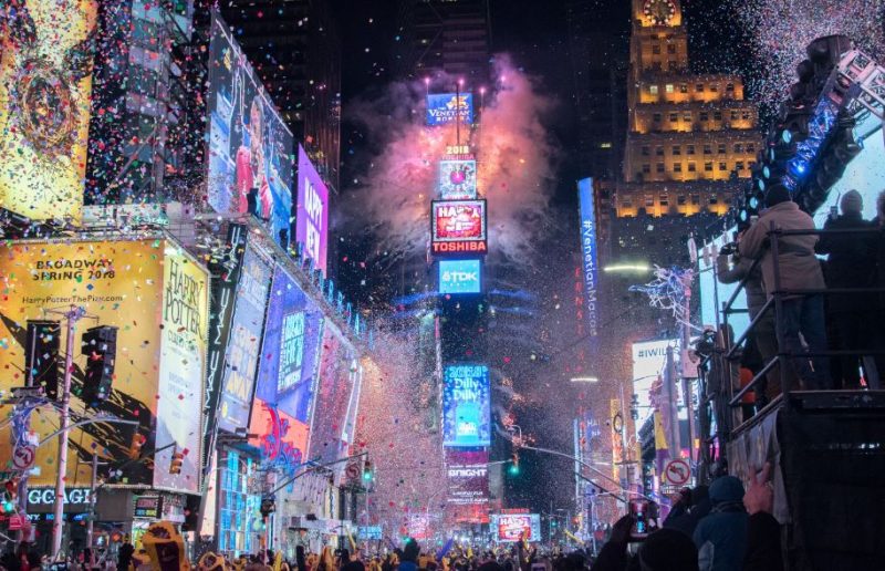 A queda da bola anual na Times Square  costuma reunir cerca de 1 milhão de pessoas em Manhattan