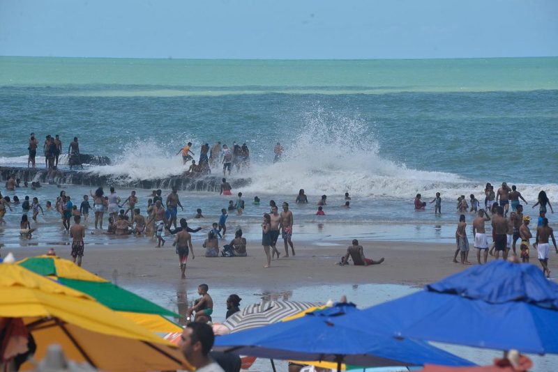 A praia de Boa Viagem estava lotada neste feriado de 7 de setembro, primeiro fim de semana onde comerciantes puderam voltar ao trabalho no litoral