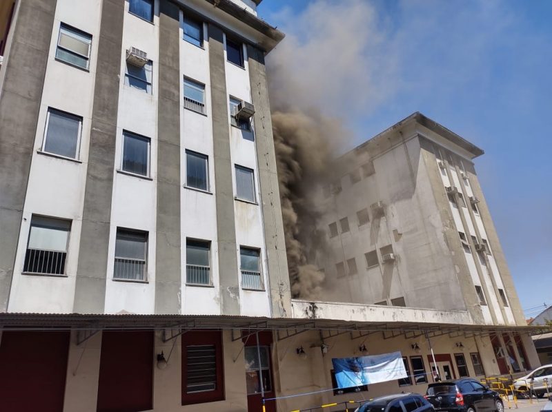 Incêndio atinge hospital no Rio e pacientes são tirados às pressas