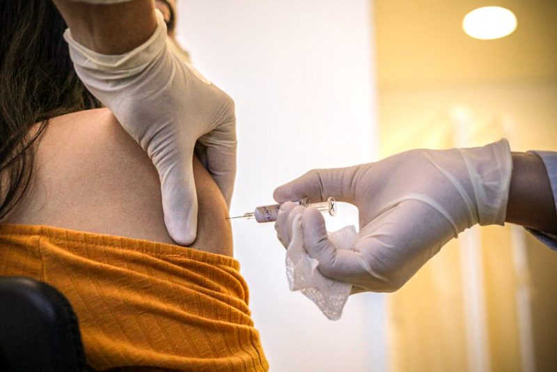 Pfizer finaliza testes de vacina e informa eficácia de 95%