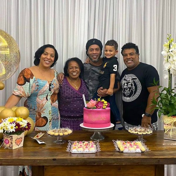Em setembro, Ronaldinho Gaúcho comemorou o aniversário de Dona Miguelina em Porto Alegre, no Rio Grande do Sul