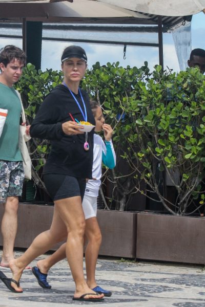 Guilhermina Guinle Caminha Na Orla De Ipanema Filha Roberta Jungmann