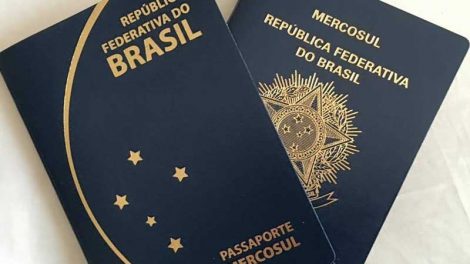 Chanceler quer a volta do passaporte com a capa ostentando brasão do Brasil. Foto: Reprodução