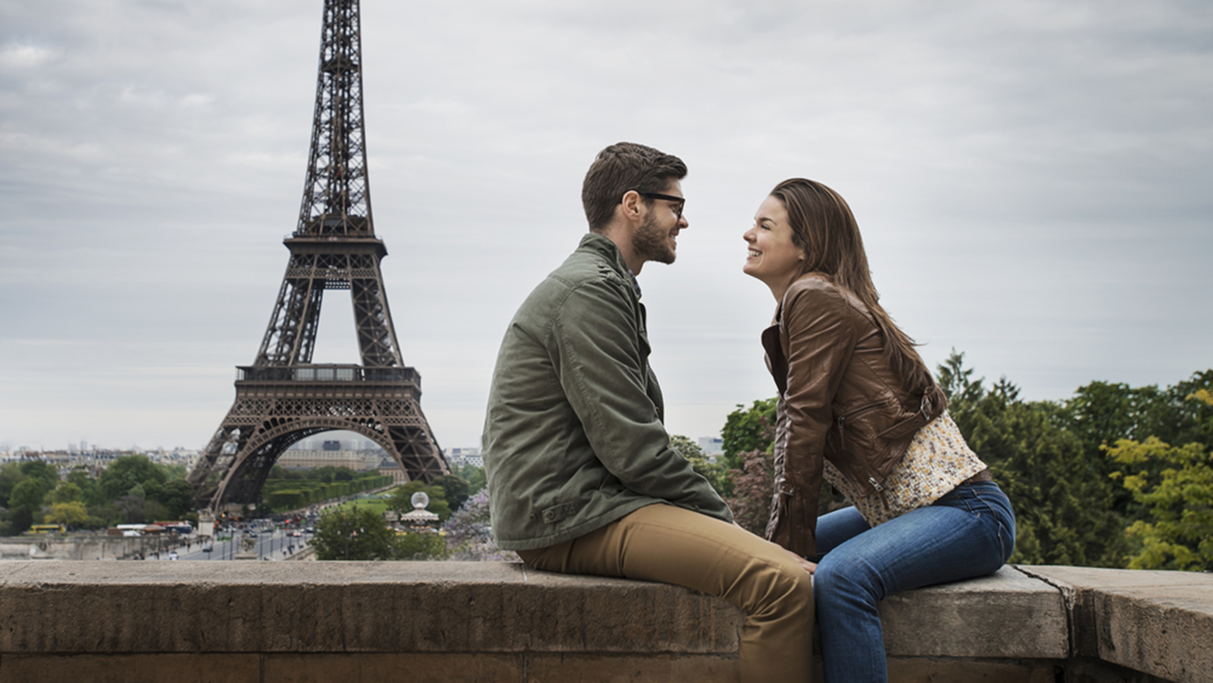 Видеть по французски. Парень и девушка в Париже. Влюбленные пары в Париже. Париж романтическая прогулка. Франция романтика.