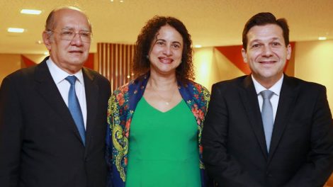 O ministro Gilmar Mendes, a governadora em exercício de Pernambuco, Luciana Santos, e o prefeito Geraldo Julio - Foto: Hélia Scheppa/Divulgação