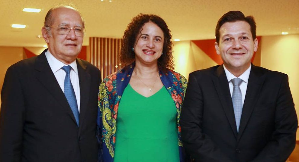 O ministro Gilmar Mendes, a governadora em exercício de Pernambuco, Luciana Santos, e o prefeito Geraldo Julio - Foto: Hélia Scheppa/Divulgação