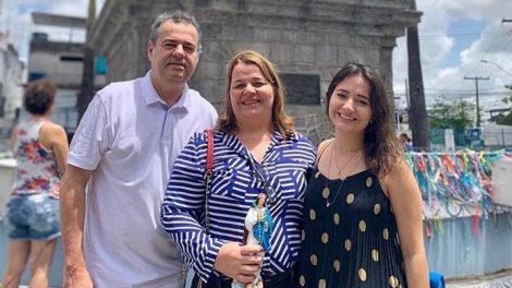 O deputado federal Danilo Cabral (PSB-PE) ao lado da família - Foto: Instagram/Reprodução