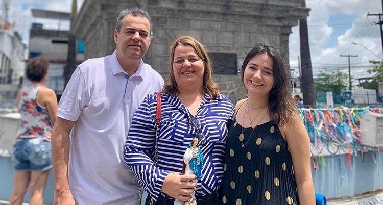 O deputado federal Danilo Cabral (PSB-PE) ao lado da família - Foto: Instagram/Reprodução