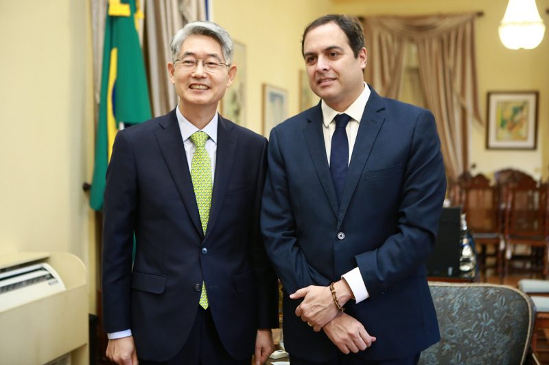 O embaixador da Coreia do Sul no Brasil, Chan Woo Kim, e o governador Paulo Câmara - Foto: Hélia Scheppa/Divulgação