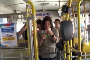 Bianka Carvalho precisou descer do ônibus por falta de passagem no bilhete eletrônico - Foto: Reprodução