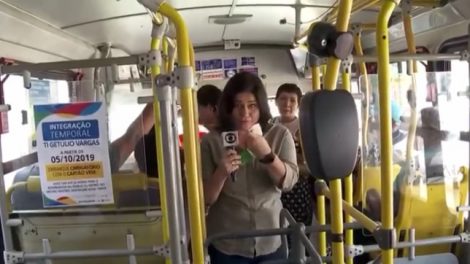 Bianka Carvalho precisou descer do ônibus por falta de passagem no bilhete eletrônico - Foto: Reprodução