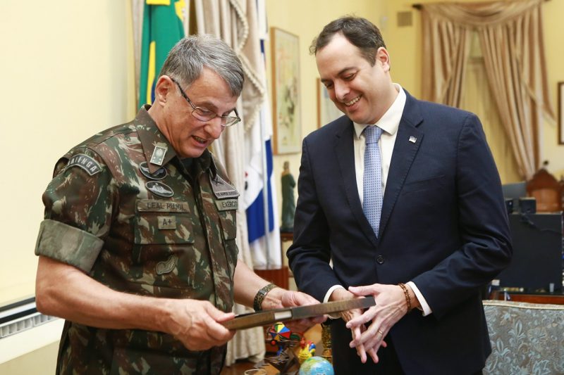 O comandante do Exército Brasileiro, general Edson Leal Pujol, visitou o governador Paulo Câmara, no Campo das Princesas - Foto: Hélia Scheppa/Divulgação