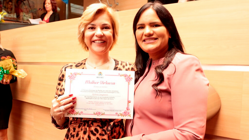 Roberta Jungmann recebe diploma de honra ao mérito das mãos da vereadora Michele Collins - Lidiane Mota/Folha de Pernambuco.