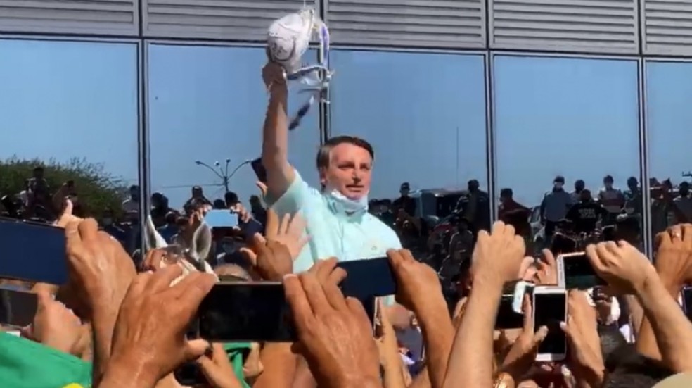 Bolsonaro é recebido por apoiadores em grande aglomeração no Piauí 