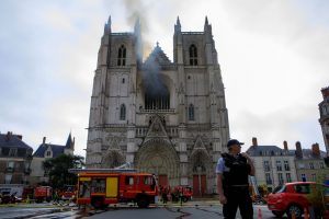 Incêndio atinge catedral de Nantes, na França