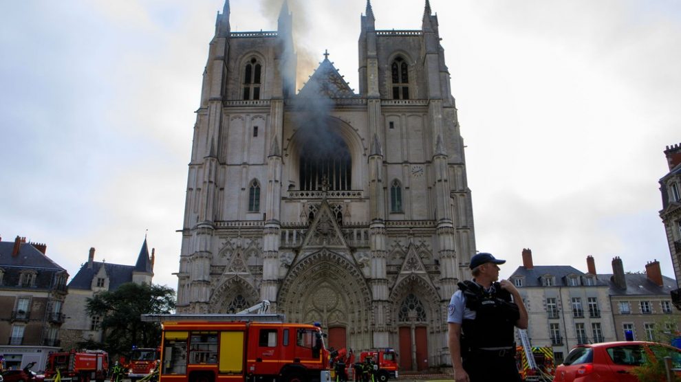 Incêndio atinge catedral de Nantes, na França
