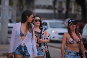 Apesar de obrigatório, uso de máscara não é respeitado no Recife