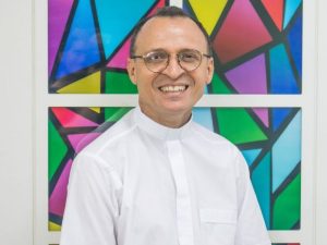 Padre Cosmo volta ao Recife após longa temporada na Itália