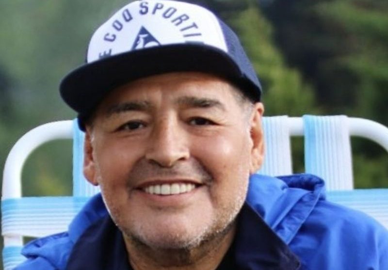 Maradona foi sedado para não abandonar hospital, afirma médico