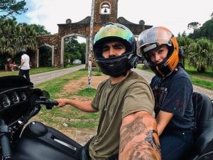 Juntinhos! Caio Castro e Grazi viajam de moto no Sul do país