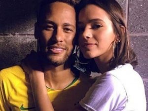 Neymar desarquiva fotos com Bruna Marquezine e fãs comemoram