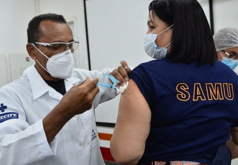 Funcionários do SAMU Recife recebem a vacina contra a Covid-19