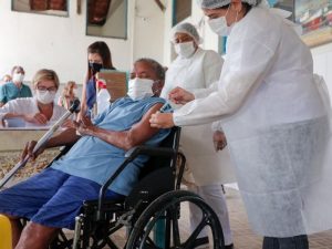 Idosos recebem vacina no Abrigo Cristo Redentor, em Jaboatão