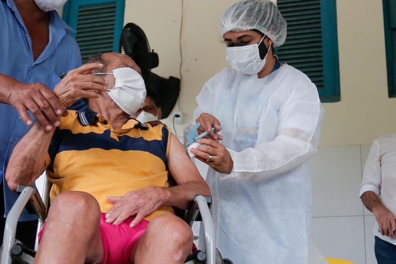 Idosos recebem vacina no Abrigo Cristo Redentor, em Jaboatão