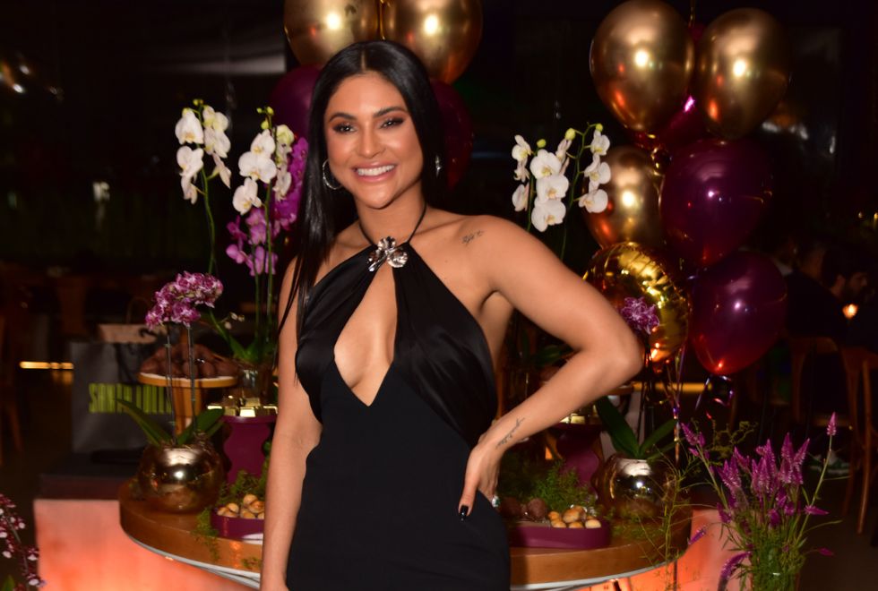 Mileide Mihaile comemora seus 34 anos em restaurante de São Paulo Mileide Mihaile