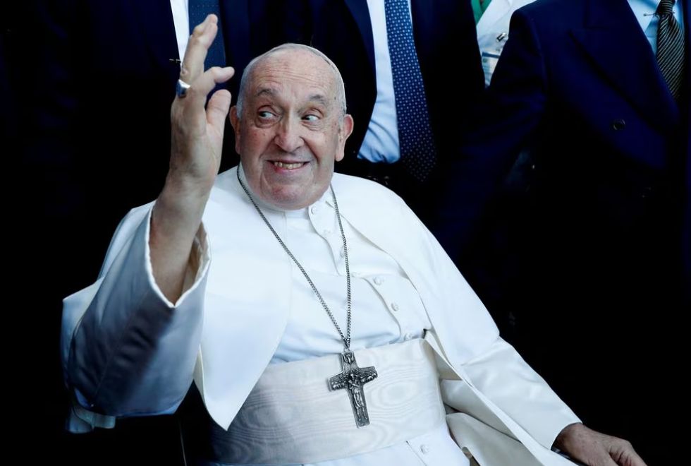 Papa Francisco recebe alta hospitalar e brinca: “Ainda estou vivo”