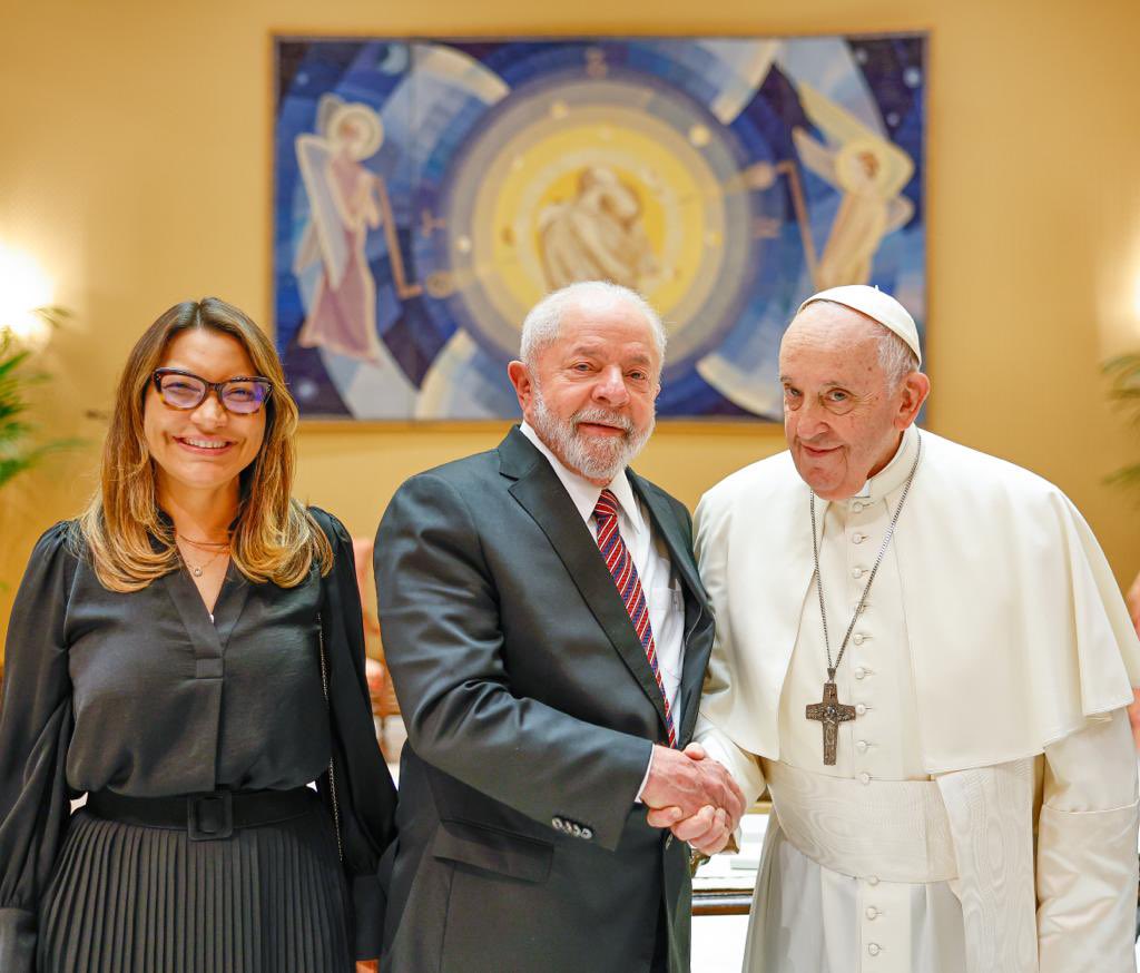 Lula e Janja se encontram com Papa Francisco em visita ao Vaticano Lula