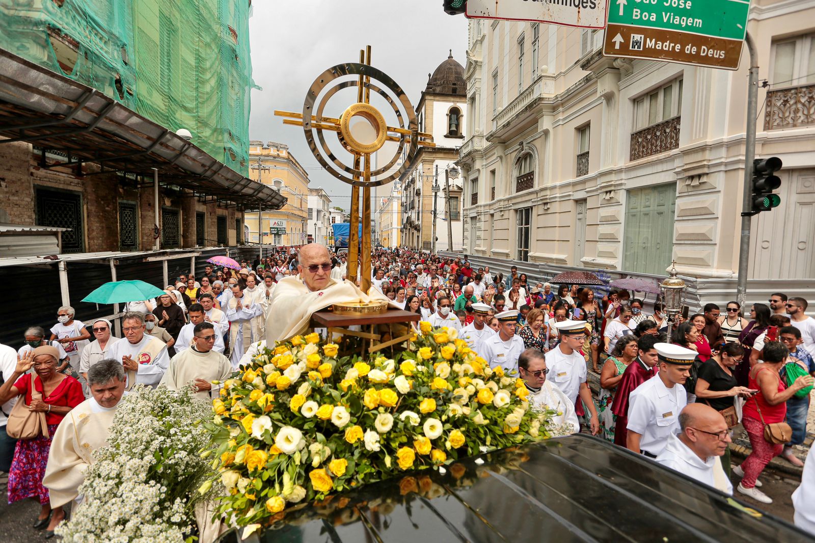 Corpus Christi: fiéis saem em procissão pelo centro do Recife