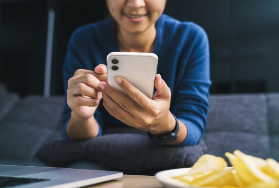 Jovens preferem ficar no celular ao invés de sair, diz pesquisa