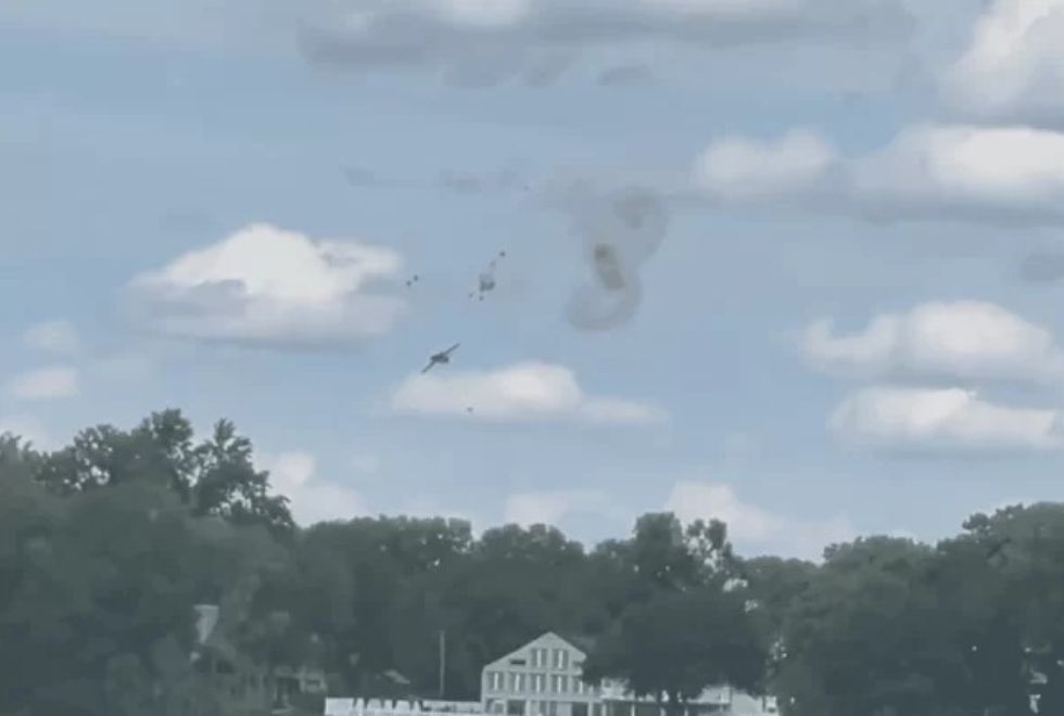 Pilotos se ejetam de aeronave durante show aéreo nos EUA