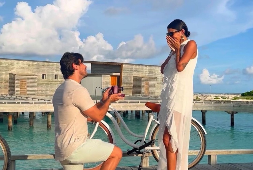 Em Maldivas, Jakelyne e Mariano ficam noivos: “Amor da minha vida”