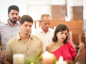 João Campos e Tabata Amaral orando