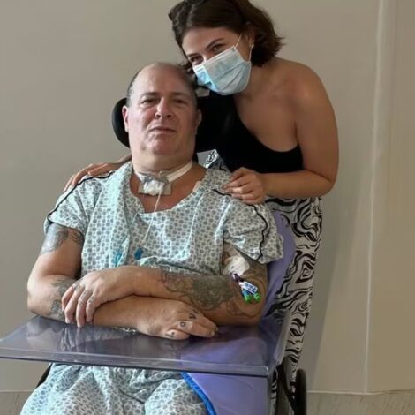 Baixista Mingau em foto com sua filha Isabella Aglio, em nova cadeira de rodas