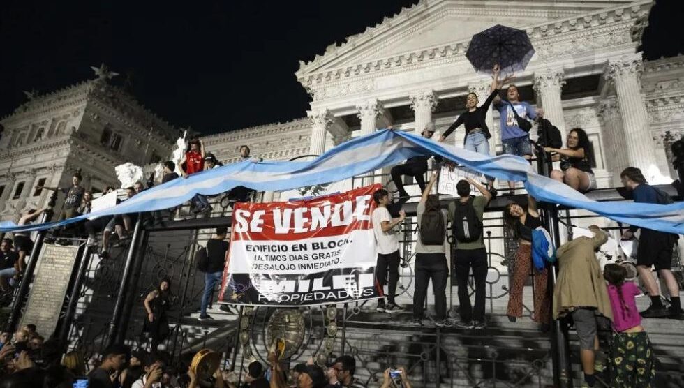 Protesto em Buenos Aires contra decisões de Javier Milei