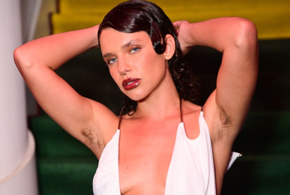 Bruna Linzmeyer ousa como mestre de cerimônia em evento; veja Bruna Linzmeyer