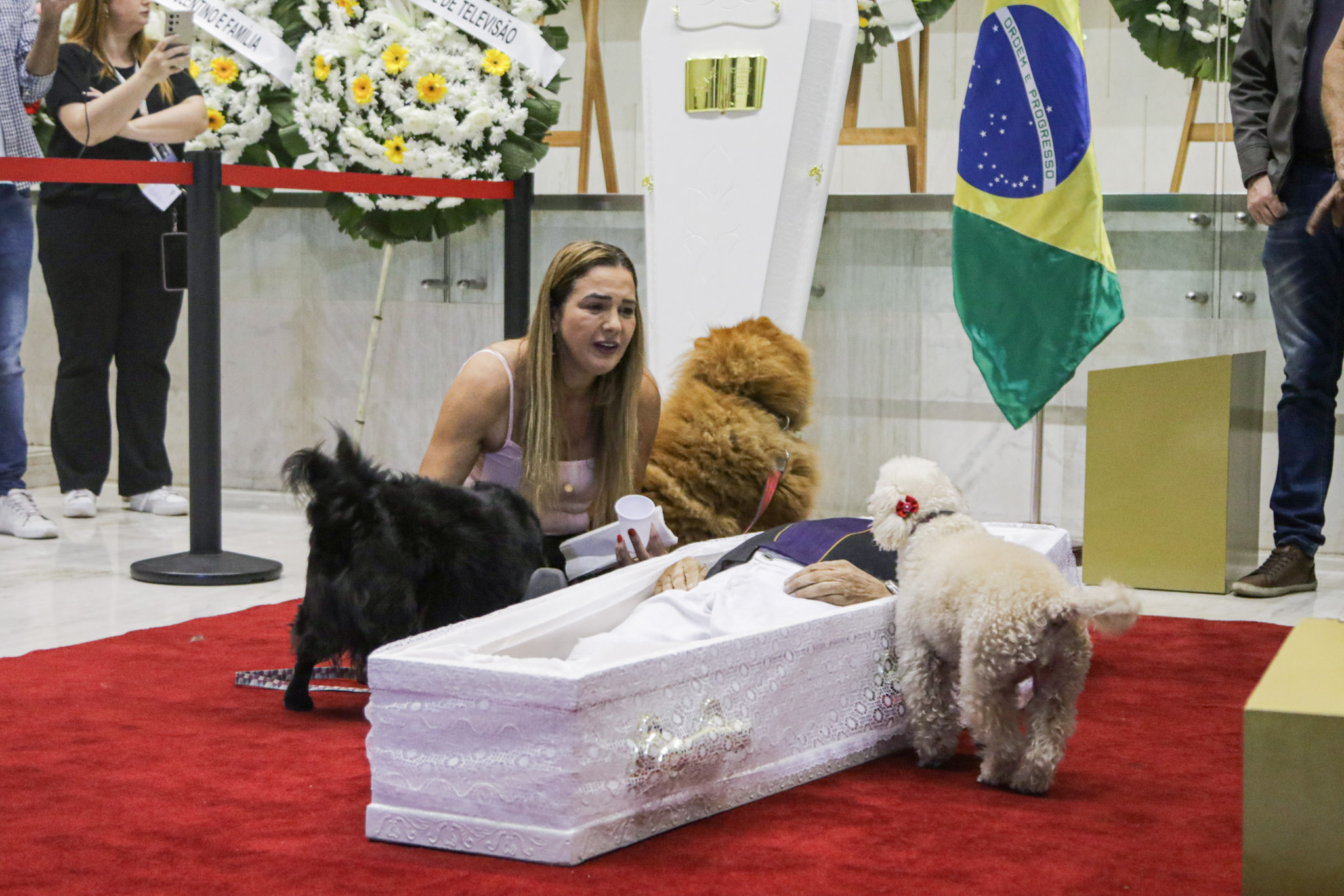 Ex-esposa e cães de Nahim se despedem do cantor em velório Nahim