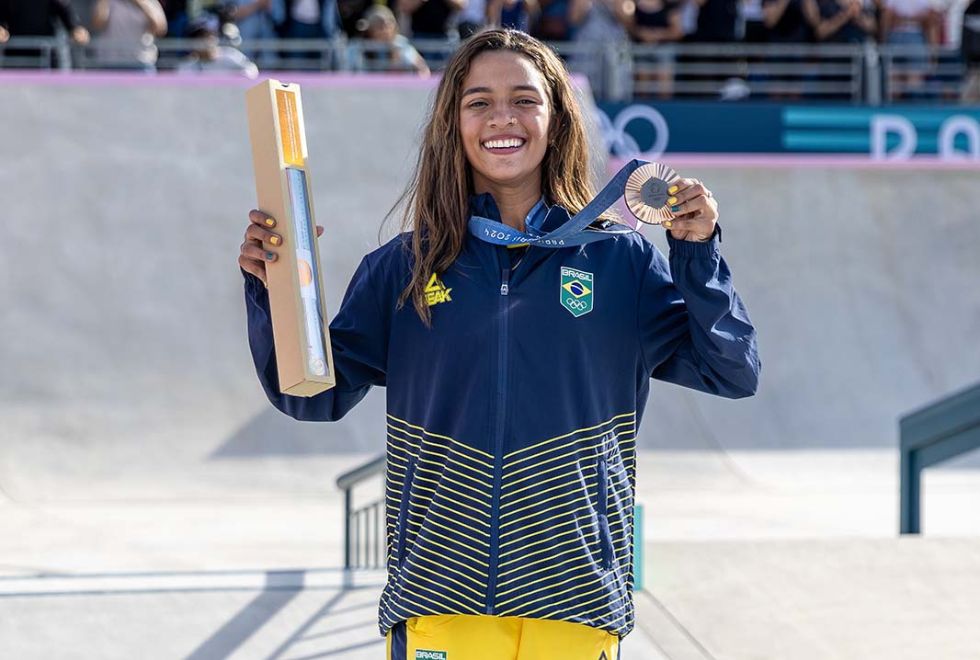Rayssa Leal é ovacionada pelos fãs ao chegar na “Casa Brasil”